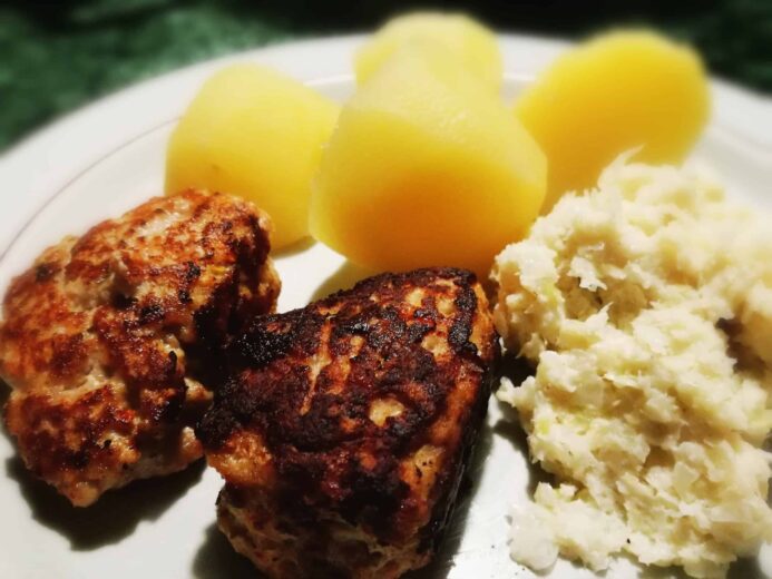 Glutenfri Frikadeller med Flødestuvet Hvidkål